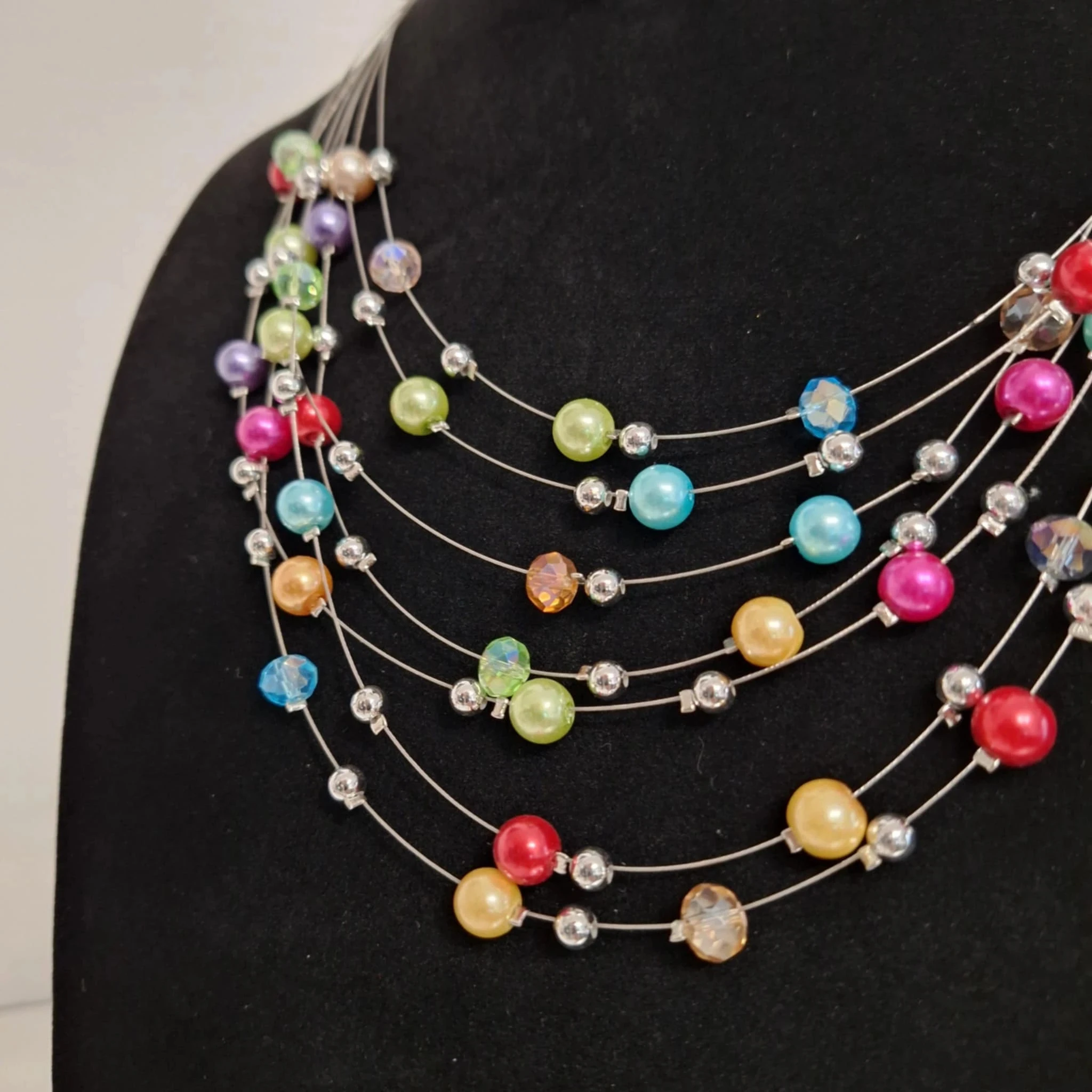 Collier fantaisie couleurs et peps léger et ensoleillé !